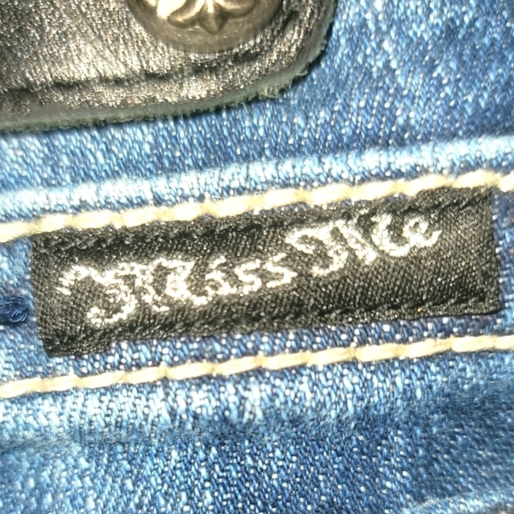 Miss Me Low Rise Bootcut Studded Jeans - Picture 5 of 12